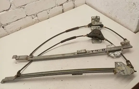 Volkswagen Transporter - Caravelle T4 Front door manual window regulator 701837501B