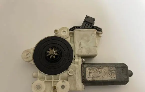 Toyota Avensis T250 Front door window regulator motor 6982005050 994023 1211794