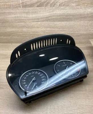 Speedometer (instrument cluster)