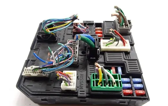 Nissan Qashqai Fuse module 284B74BA0A 1313877126 521501F10