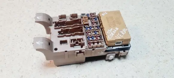 Toyota Corolla Verso E121 Fuse module 8264113040 2323000230