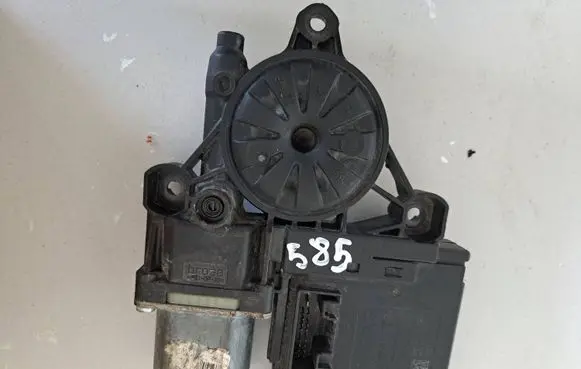 Volkswagen PASSAT B7 Front door window regulator motor 0130822451