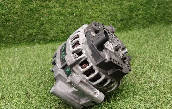 Volkswagen Jetta VI Generator/alternator 06K903023