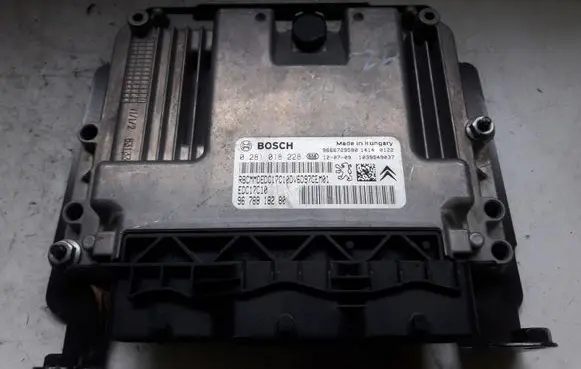 Peugeot 308 Engine control unit/module 0281018228