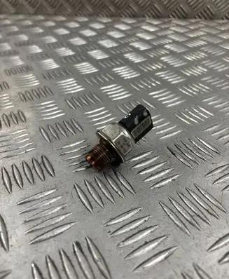 Audi Q5 SQ5 8R Fuel pressure sensor 05A906051