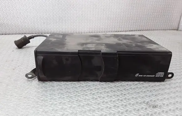 Volkswagen Golf III CD/DVD changer 