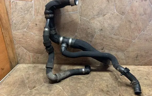 Mercedes-Benz CLS C218 X218 Engine coolant pipe/hose A2185010482