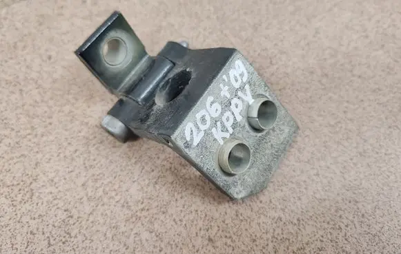 Peugeot 206+ Front door upper hinge