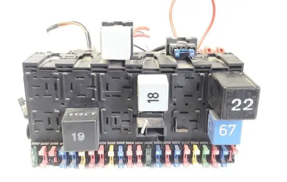 Volkswagen Jetta II Fuse module 4112954