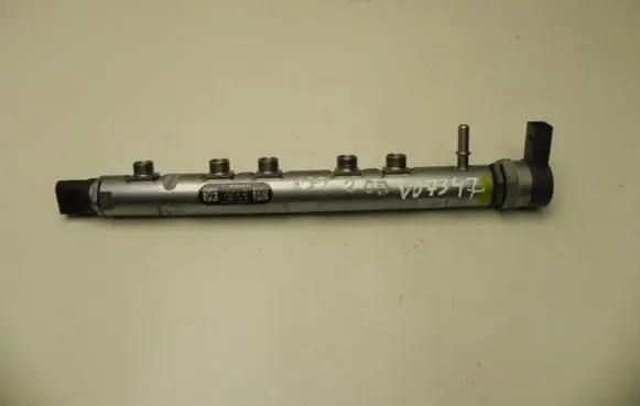 BMW 3 F30 F35 F31 Fuel distributor 7809128 VD7347