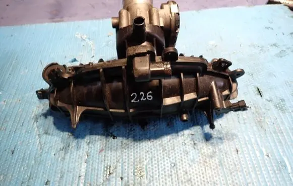 Ford Focus Intake manifold BM5G-9424-DC