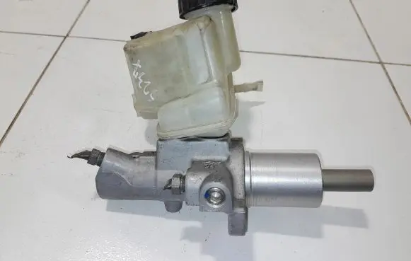 Mercedes-Benz E W212 Master brake cylinder A2044300102