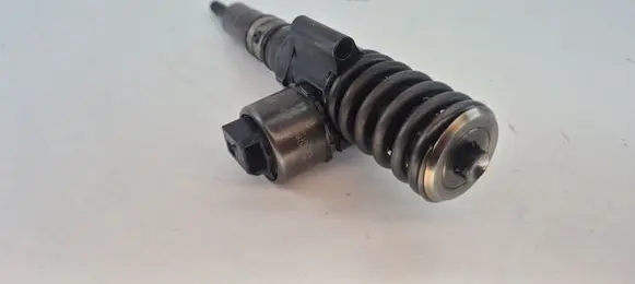 Volkswagen PASSAT B6 Fuel injector 03G130073B