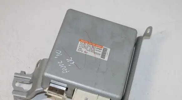 Toyota Avensis T270 Steering rack control module 8965005090