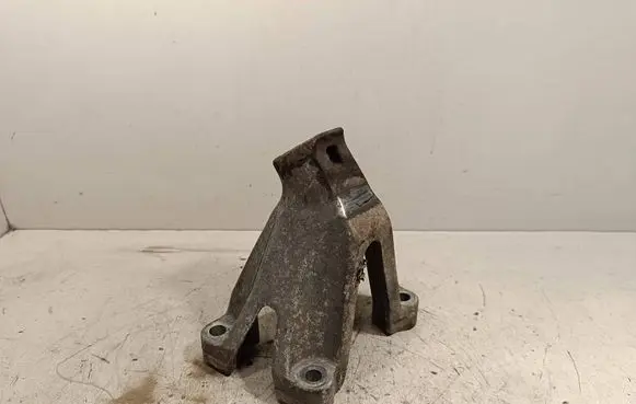 Engine mounting bracket