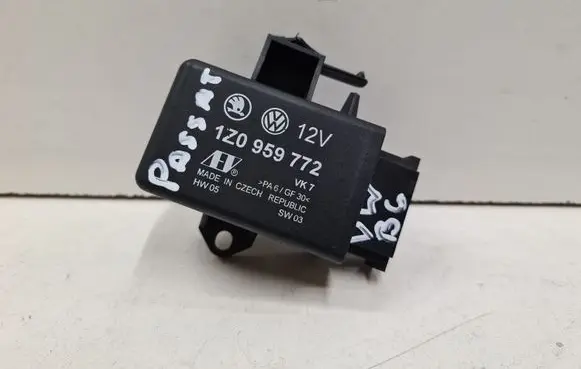 Volkswagen PASSAT B6 Seat heating relay 1Z0959772