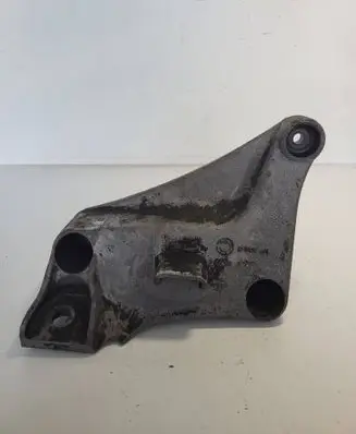 BMW 5 E39 Engine mounting bracket 6750441