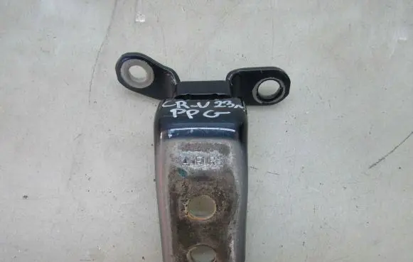 Honda CR-V Front door upper hinge