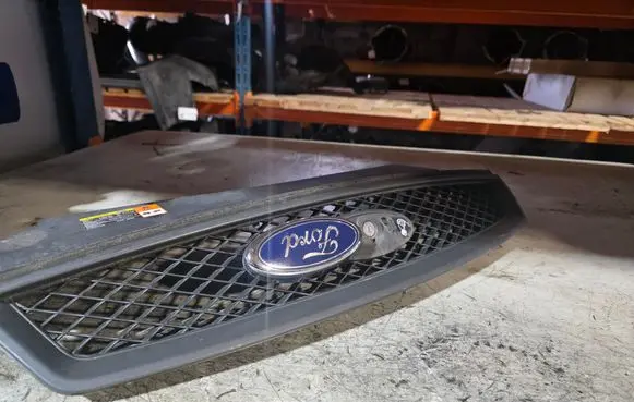 Ford Focus Front bumper upper radiator grill 4M518200AC