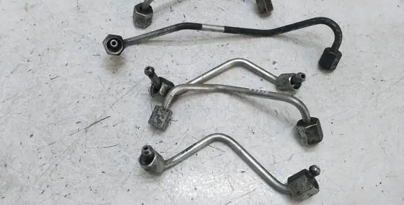 Fuel injector supply line/pipe