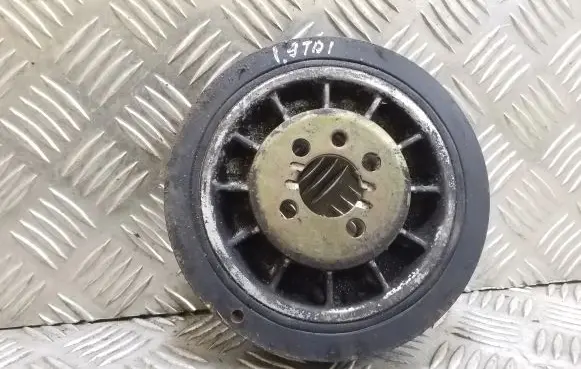 Volkswagen PASSAT B4 Crankshaft pulley 028105243K