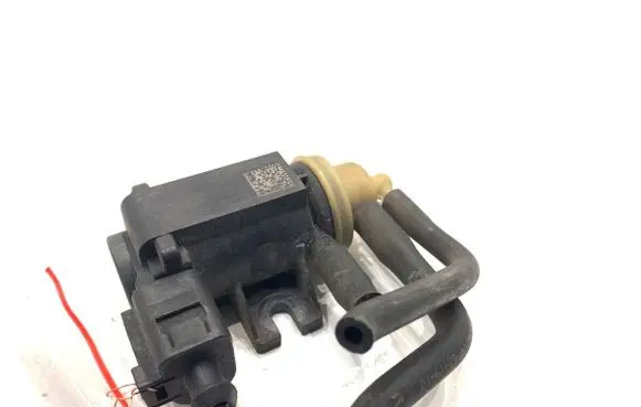 Volkswagen Golf VI Fuel pressure regulator 1K0906627B