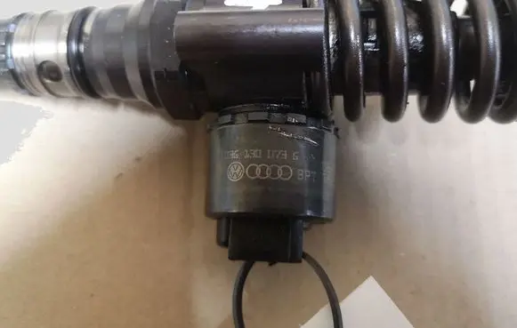 Volkswagen Touran I Fuel injector 03G130073G
