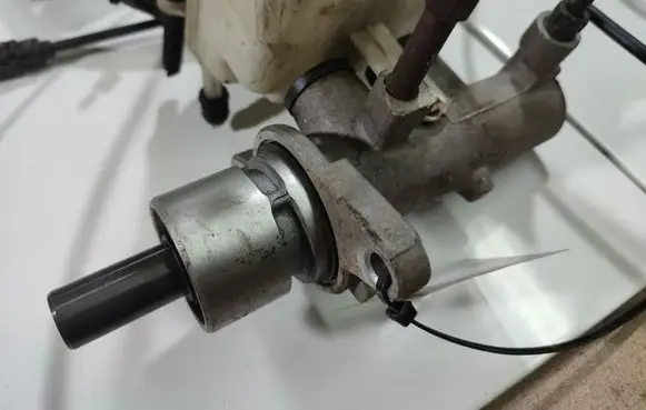 Opel Zafira A Master brake cylinder