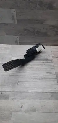 Accelerator throttle pedal