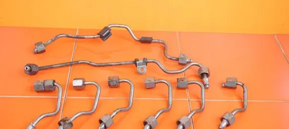 Chrysler 300 - 300C Fuel injector supply line/pipe 19MB4