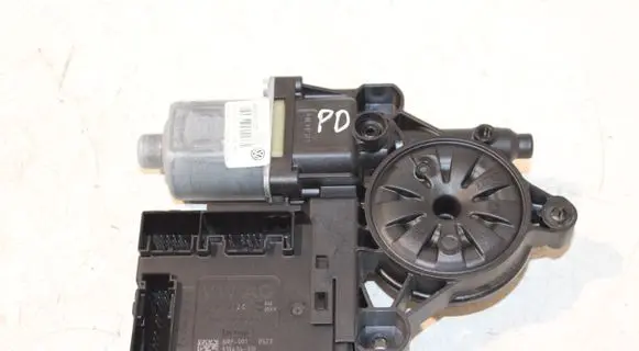Volkswagen PASSAT B7 Front door window regulator motor 3C0959792C