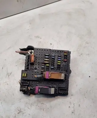 Volvo S60 Fuse module 28017881 00006124647