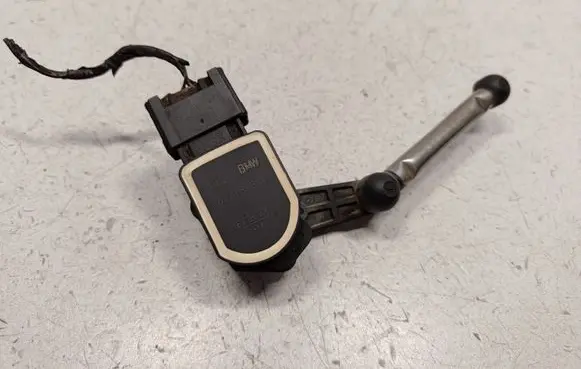 Headlight/headlamp level sensor