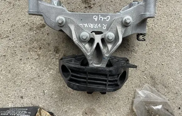 Citroen C4 II Engine mount bracket 9813582980