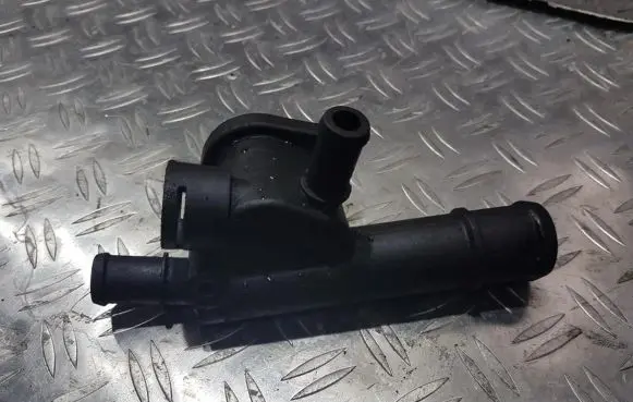 Volkswagen PASSAT B5 Engine coolant pipe/hose 038121132d