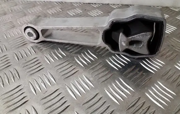 Volvo XC60 Engine mount bracket