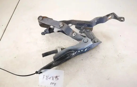 Subaru Outback Tailgate/trunk/boot hinge
