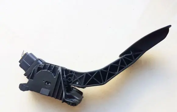 Volkswagen Golf VII Accelerator throttle pedal 5Q2723503D 6PV010621-05