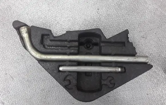Volkswagen Touareg I Wheel nut wrench 7L0012113