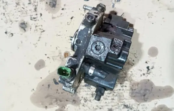 Volvo V70 Fuel injection high pressure pump 0445010111 8692521 030682