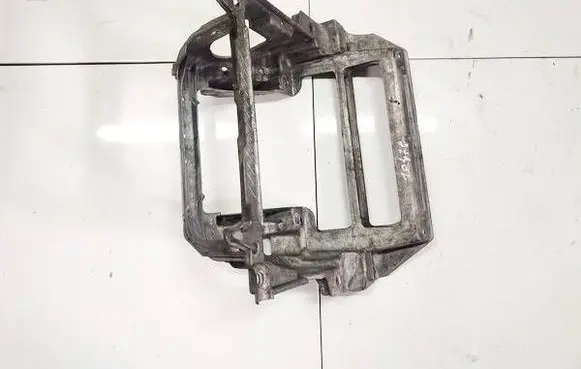 Engine mounting bracket