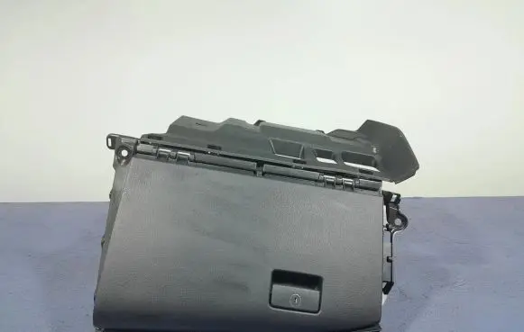 Toyota Camry VIII XV70 Glove box 55303-33310