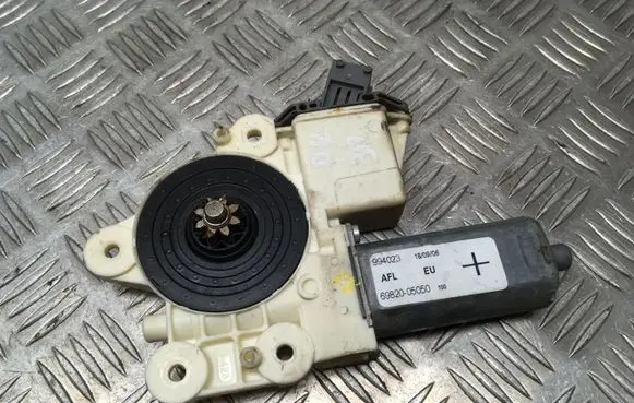 Toyota Avensis T250 Front door window regulator motor 992045100 6982005050 994023
