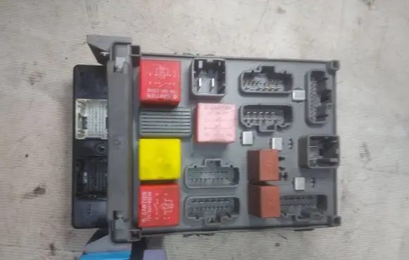 Renault Espace - Grand espace IV Fuse module 8200283811 8200316865 8200315957