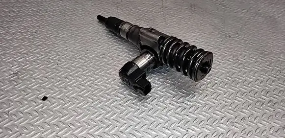 Volkswagen PASSAT B6 Fuel injector 03G130073S