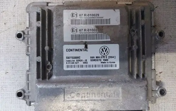 Volkswagen PASSAT B7 Engine control unit/module 06A906070E