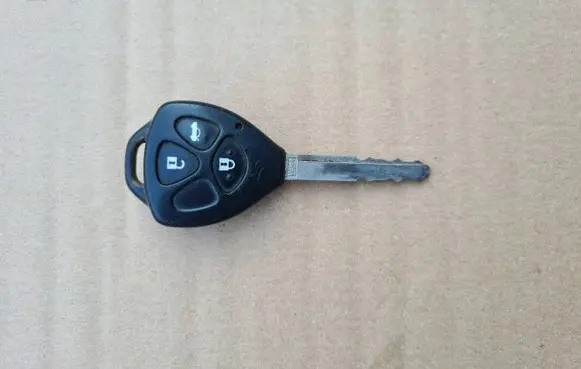 Toyota Avensis T270 Ignition key/card 