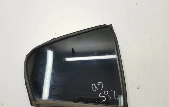 Toyota Avensis T270 Rear vent window glass 6818805060 E143R001583