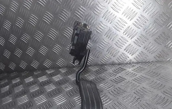 Accelerator throttle pedal