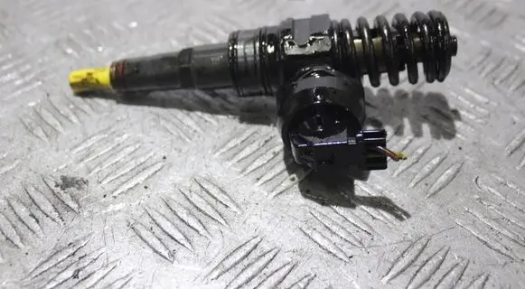 Skoda Octavia Mk2 (1Z) Fuel injector 0414720215